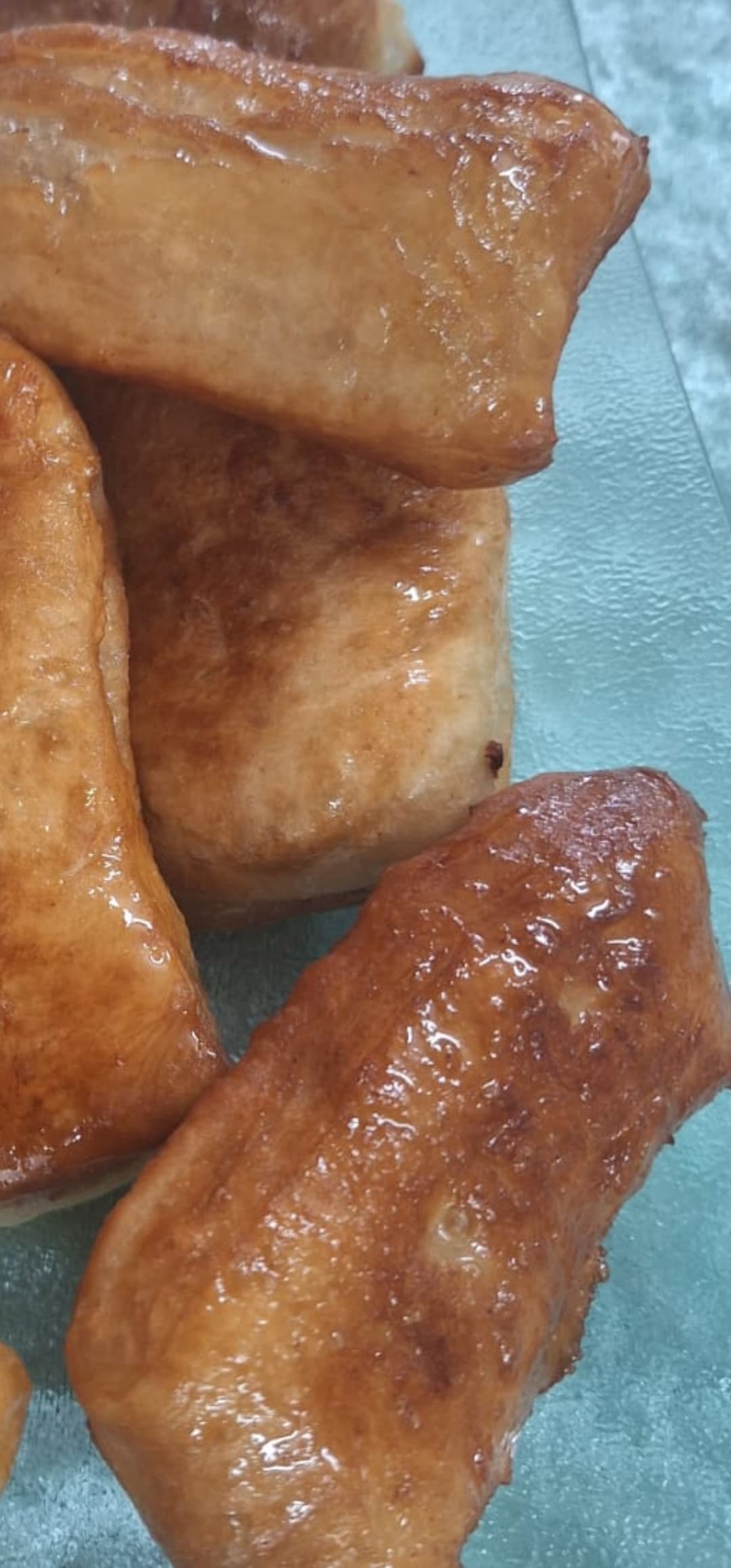 Cham-cham — golden Persian honey-glazed fried pastries, served in close-up